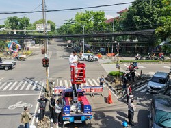 Jaga Estetika Kota, Kabel Udara di Jalan Buahbatu Bandung Diturunkan Jaga Estetika Kota, Kabel Udara di Jalan Buahbatu Bandung Diturunkan