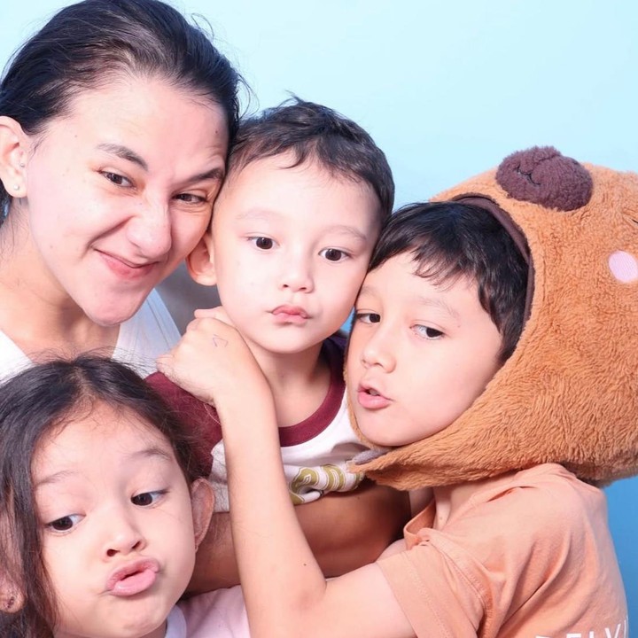 <p>Dalam unggahan lainnya, Dahlia memperlihatkan momen <em>hangout</em>-nya bersama ketiga anaknya. Mereka terlihat sangat menikmati waktunya sambil berpose di <em>photo booth</em>, Bunda. (Foto: Instagram @dahliachr)</p>