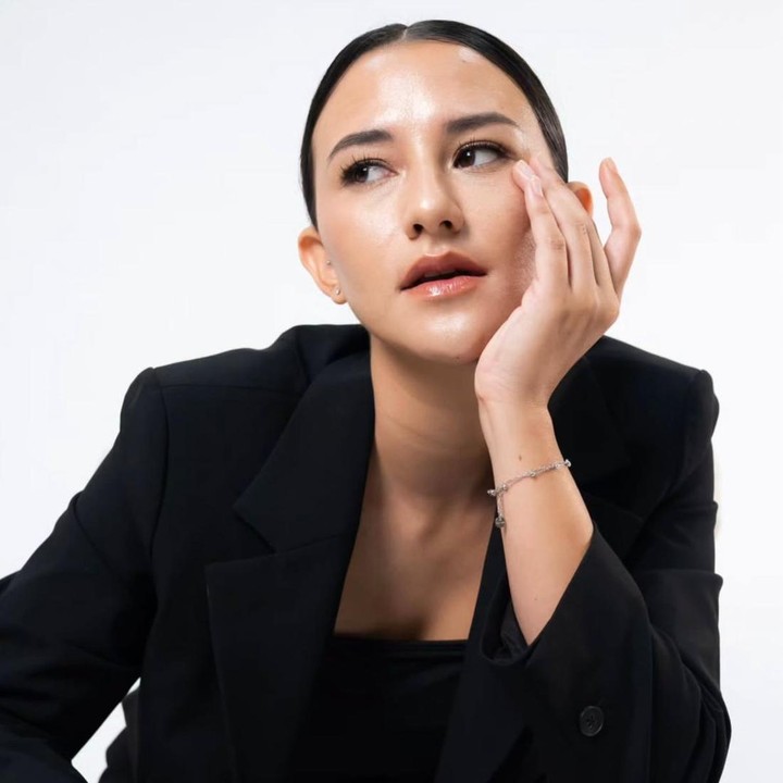 <p>Bunda tiga anak ini kini semakin tampil menarik saat membagikan potret terbarunya di media sosial. Banyak warganet yang memuji penampilannya dan senang melihat Dahlia kembali bersinar. &ldquo;Seneng lihat seorang ibu bersinar kembali,&rdquo; tulis <em>@cum****</em>. &ldquo;Menyala syekali ka,&rdquo; tutur <em>@iis****</em>. &ldquo;Cantik banget ibu muda yang hebat,&rdquo; tambah<em> @wul****.</em> (Foto: Instagram @dahliachr)</p>