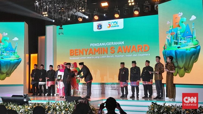 Pemenang Benyamin S Award Dapat Kesempatan ke Luar Negeri Para lurah pemenang Benyamin S Award akan mendapat kesempatan untuk ke luar negeri untuk menimba pengalaman menata daerah dari kota-kota besar di dunia.