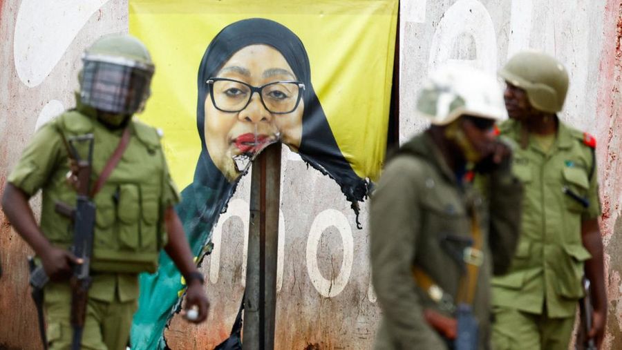 Polisi anti huru hara Tanzania membubarkan demonstran selama protes keras yang menodai pemilu menyusul diskualifikasi dua kandidat oposisi terkemuka di Dar es Salaam, Tanzania, 29 Oktober 2025. (REUTERS/Onsase Ochando)