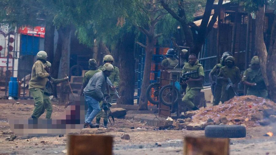 Polisi anti huru hara Tanzania membubarkan demonstran selama protes keras yang menodai pemilu menyusul diskualifikasi dua kandidat oposisi terkemuka di Dar es Salaam, Tanzania, 29 Oktober 2025. (REUTERS/Onsase Ochando)