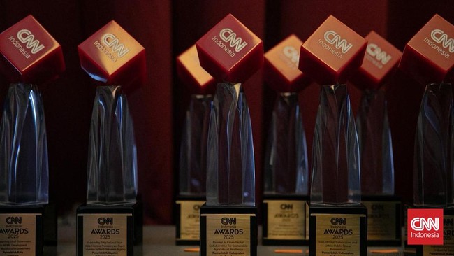 Piala penghargaan CNN Indonesia Awards 2025 di Jakarta