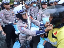 Jumat Peduli Polda Metro, Sinergi Polisi dan Ojol Wujudkan Jakarta Aman Jumat Peduli Polda Metro, Sinergi Polisi dan Ojol Wujudkan Jakarta Aman