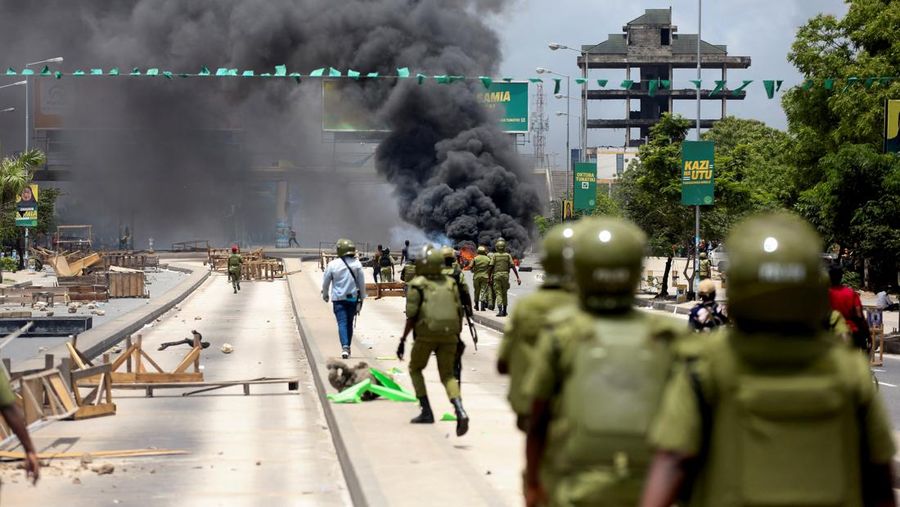 Polisi anti huru hara Tanzania membubarkan demonstran selama protes keras yang menodai pemilu menyusul diskualifikasi dua kandidat oposisi terkemuka di Dar es Salaam, Tanzania, 29 Oktober 2025. (REUTERS/Onsase Ochando)