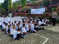 Polisi Sosialisasi Anti-bullying ke Siswa SD Pasuruan Polisi Sosialisasi Anti-bullying ke Siswa SD Pasuruan