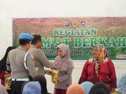 Polres Rohul Sapa Warga dan Salurkan Bansos Lewat Jumat Curhat Polres Rohul Sapa Warga dan Salurkan Bansos Lewat Jumat Curhat