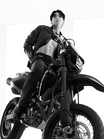 Jungkook BTS Tampilkan Pesona Memikat di Campaign Denim Terbaru Calvin Klein