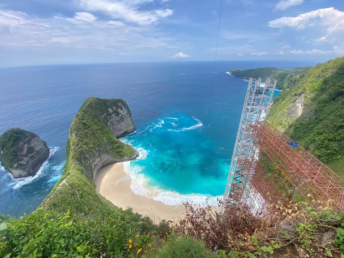 Proyek lift  di tebing curam Pantai Kelingking, Nusa Penida, Klungkung, Bali. (Foto: Dok. Istimewa)