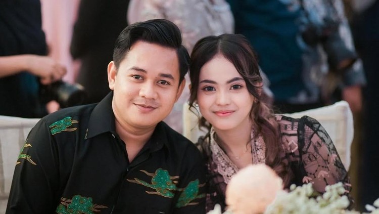 Putri isnari dan suami Putri isnari dan suami