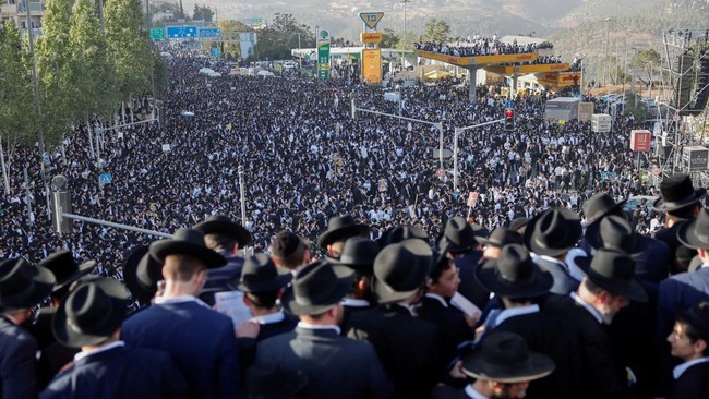 Ogah Wajib Militer, Puluhan Ribu Umat Yahudi Ortodoks Demo Netanyahu Puluhan ribu penganut Yahudi ultra-Ortodoks turun ke jalanan di Yerusalem, wilayah Palestina yang diduduki Israel, memprotes kebijakan wajib militer Netanyahu.