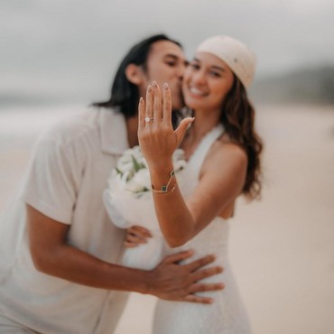 Momen Romantis Sean Gelael Lamar Hana Malasan di Sumba