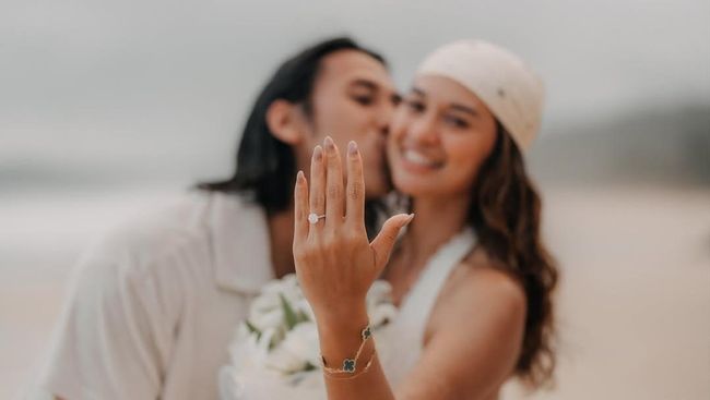 Momen Romantis Sean Gelael Lamar Hana Malasan di Sumba