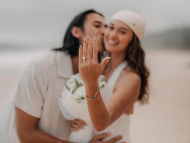 Momen Romantis Sean Gelael Lamar Hana Malasan di Sumba