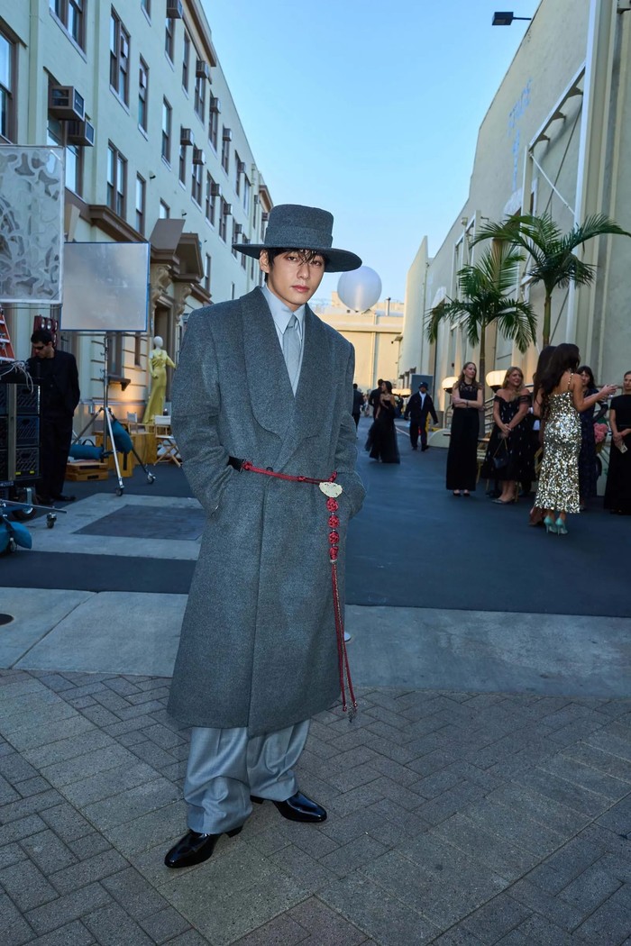 Selain ikut memeriahkan Vogue World: Hollywood, pelantun lagu ‘Winter Bear’ dan ‘Slow Dancing’ satu ini juga dipilih menjadi bintang sampul spesial majalah Vogue Japan edisi Vogue World: Hollywood. Wah, keren sekali ya, Beauties! / Foto: x.com/voguejp