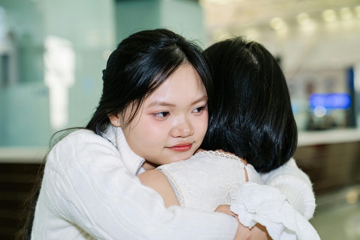 jika kamu melihat perempuan yang sedang berada di meja rias terlebih dahulu, artinya kamu memiliki kepribadian yang sensitif dan peka secara emosional. Kamu mudah menyadari tentang ekspresi manusia, bahasa tubuh, dan detail-detail kecil. Selain itu, kamu cenderung menghargai keindahan, harmoni, dan suka memprioritaskan perasaan orang-orang di sekitarmu.