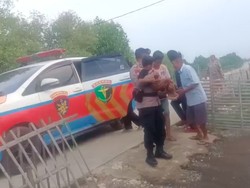 Polisi Evakuasi Balita Sakit Hernia di Muara Gembong, Dioperasi di RS Polri Polisi Evakuasi Balita Sakit Hernia di Muara Gembong, Dioperasi di RS Polri