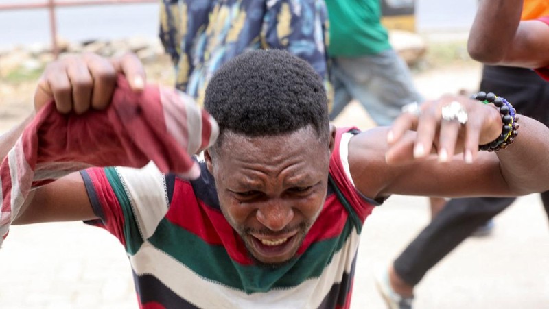 Polisi anti huru hara Tanzania membubarkan demonstran selama protes keras yang menodai pemilu menyusul diskualifikasi dua kandidat oposisi terkemuka di Dar es Salaam, Tanzania, 29 Oktober 2025. (REUTERS/Onsase Ochando)