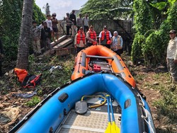 Tim SAR Cari Remaja Hanyut Usai Berenang di Kali Mampang Tim SAR Cari Remaja Hanyut Usai Berenang di Kali Mampang