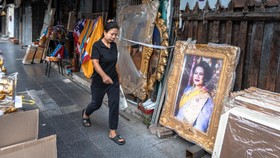 FOTO: Serba Hitam Warna Kedukaan Wafatnya Ratu Thailand