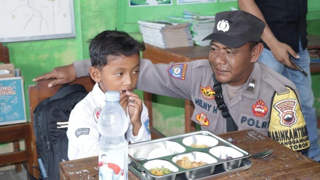 Tak sedikit dari pesan terima kasih para siswa yang diikuti dengan permintaan menu makanan sesuai kesukaan masing-masing, mulai ayam geprek hingga nasi goreng.