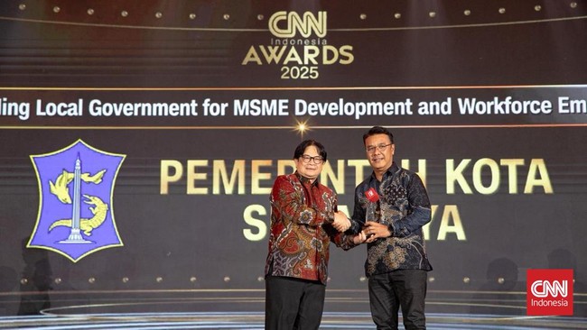 Dongkrak Ekonomi, Pemkot Surabaya Raih CNN Indonesia Awards Pemerintah Kota Surabaya berhasil meraih penghargaan kategori 'Outstanding Local Government For MSME Development And Workforce Empowerment'.