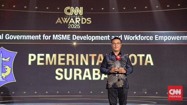Apresiasi tinggi disampaikan perwakilan Pemerintahan Kota Surabaya setelah menerima penghargaan CNN Indonesia Awards 2025 pada Jumat (31/10).