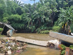 Penampakan Tanggul Baswedan Jebol di Jati Padang, Air Meluap ke Rumah Warga Penampakan Tanggul Baswedan Jebol di Jati Padang, Air Meluap ke Rumah Warga