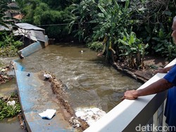 Tanggul Baswedan di Jati Padang Jebol, Sementara Ditambal Karung Pasir Tanggul Baswedan di Jati Padang Jebol, Sementara Ditambal Karung Pasir