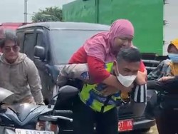 Polantas Berjibaku Bantu Warga dan Sopir Truk Terdampak Banjir di Kaligawe Semarang Polantas Berjibaku Bantu Warga dan Sopir Truk Terdampak Banjir di Kaligawe Semarang