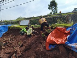 Kondisi Terkini TPU Jeruk Purut Usai Tembok Pembatas Roboh Akibat Hujan Kondisi Terkini TPU Jeruk Purut Usai Tembok Pembatas Roboh Akibat Hujan