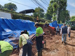 Tembok Pembatas TPU Jeruk Purut Roboh, 12 Makan Terdampak Direlokasi Tembok Pembatas TPU Jeruk Purut Roboh, 12 Makan Terdampak Direlokasi