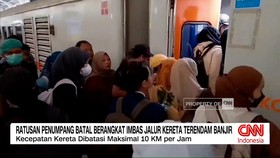 VIDEO: Ratusan Penumpang Batal Berangkat Imbas Jalur Kereta Terendam