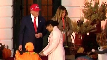 Momen Trump-Istri Bagikan Permen Halloween di Gedung Putih