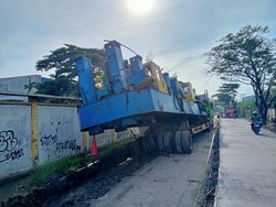 Truk Anjlok di Kosambi Tangerang Bikin Macet, Lalu Lintas Dialihkan Truk Anjlok di Kosambi Tangerang Bikin Macet, Lalu Lintas Dialihkan