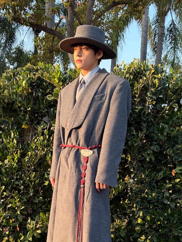 V BTS mengenakan dua busana saat menghadiri event tersebut, yakni hanbok modern saat entrance dan dapper suit ketika acaranya berlangsung. Jadi salah satu look terbaik sang idol, fans maupun netizen pun beramai-ramai memujinya. / Foto: instagram.com/thv