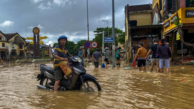 Jumlah Korban Tewas Banjir Vietnam Bertambah Jadi 35 Orang Banjir parah di Vietnam menyebabkan 35 korban tewas dan lima orang hilang.