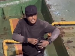 Viral Pria Gerilya di Atas Kapal Tengah Malam, Ngaku Cari Besi Tua Viral Pria Gerilya di Atas Kapal Tengah Malam, Ngaku Cari Besi Tua