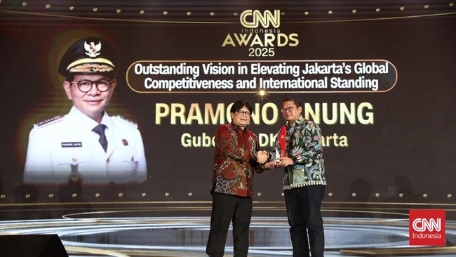 Pramono Anung Terima Outstanding Vision in Elevating Jakarta's Global Pramono Anung menerima penghargaan Outstanding Vision in Elevating Jakarta's Global Competitiveness & International Standing di CNN Indonesia Awards 2025.