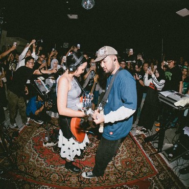 Lirik Lagu Minggu - White Chorus