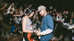 Lirik Lagu Minggu - White Chorus