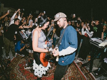 Lirik Lagu Minggu - White Chorus