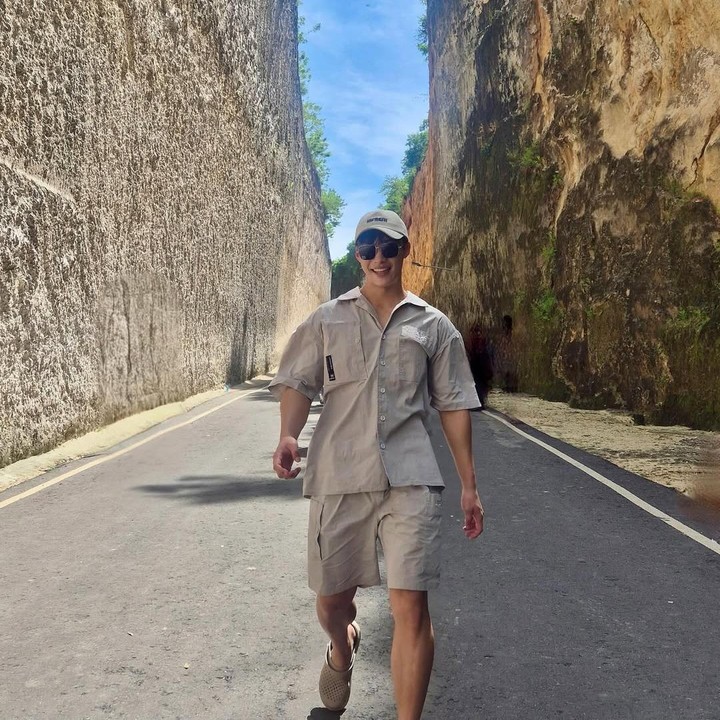 <p>Woo Do Hwan juga mengunjungi Bali pada Mei lalu. Bahkan, ia sempat mengabadikan foto di tebing akses ke Pantai Tanah Barak. Ia tampil santai mengenakan kemeja dan celana berwarna cokelat. Lantaran cuaca di sana panas, sang aktor tak lupa mengenakan topi dan kacamata hitamnya.&nbsp;(Foto: Instagram @wdohwan)</p>