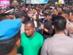 Viral Massa Demo Bentrok di Rumah Eks Bupati Tapteng, Alumni IMM Desak Hal Ini Viral Massa Demo Bentrok di Rumah Eks Bupati Tapteng, Alumni IMM Desak Hal Ini