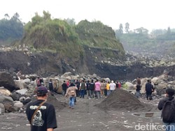 Penampakan Tambang Ilegal Digerebek Bareskrim, Luasnya Capai 300 Hektare Penampakan Tambang Ilegal Digerebek Bareskrim, Luasnya Capai 300 Hektare