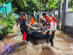 Brimob Polda Metro Patroli SAR dan Evakuasi Korban Banjir di Pondok Aren Brimob Polda Metro Patroli SAR dan Evakuasi Korban Banjir di Pondok Aren