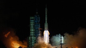 FOTO: China Luncurkan Roket Shenzhou-21 Lagi, Bawa Astronaut Termuda