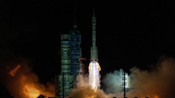 FOTO: China Luncurkan Roket Shenzhou-21 Lagi, Bawa Astronaut Termuda