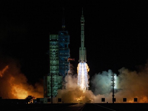 FOTO: China Luncurkan Roket Shenzhou-21 Lagi, Bawa Astronaut Termuda
