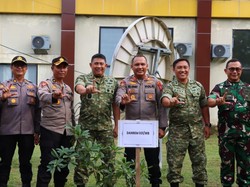 Danrem Wira Bima Tanam Pohon di Polres Siak, Dukung Green Policing